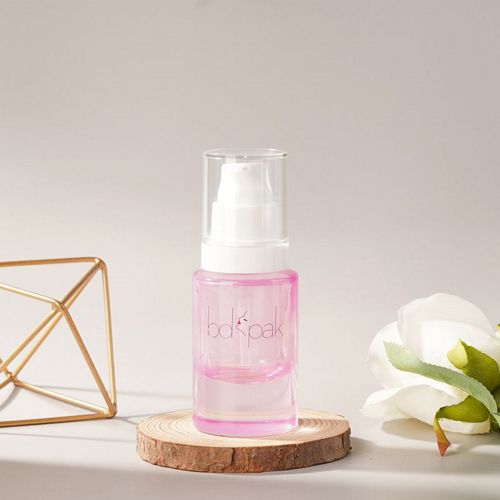 Botella de vidrio rosa con tapón transparente